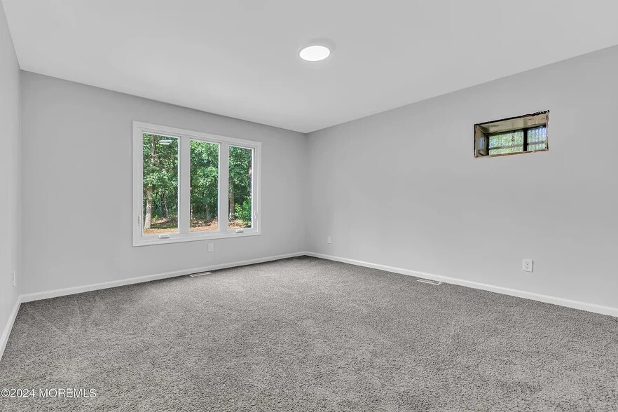 Building Photo - 916 W Commodore Blvd