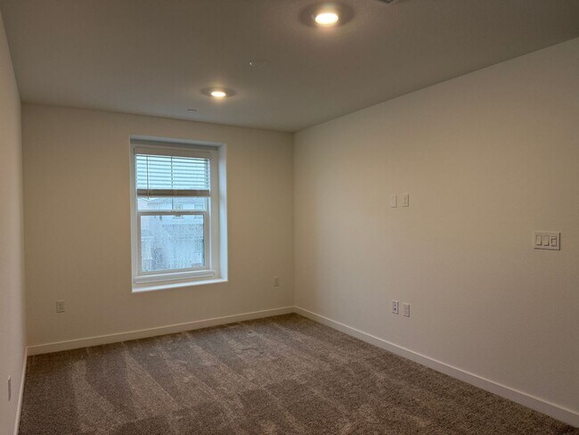 Building Photo - Beautiful 3 bed /2.5 bath Waiting For You!  SOLAR!!  Please read entire ad for viewings!