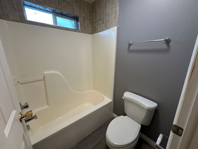 Building Photo - Cute and Cozy 2 Bed, 1.5 Bath Townhome in the Meadows!