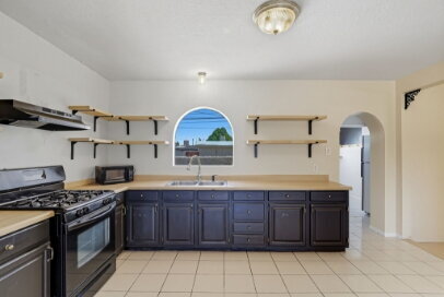 Building Photo - Corner 3 bed with Refrigerated AC