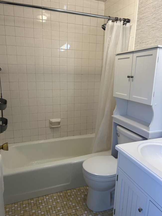 Full bath w Tub - 9 Rice Ave