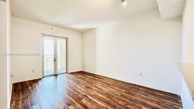 Building Photo - 1203 Town Center Dr