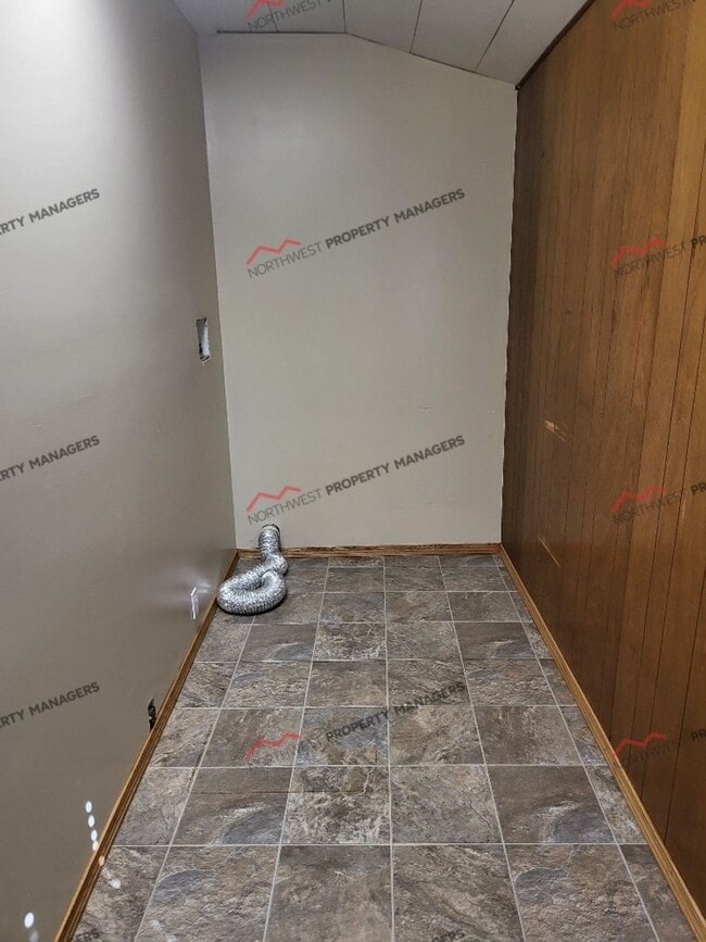 Building Photo - STATUS: *AVAILABLE* | R28 | $1895 + $100 FLAT RATE FOR W/S
