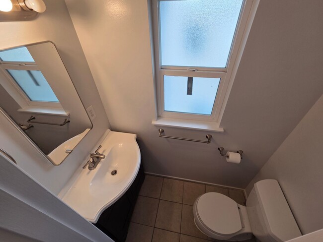 Building Photo - Charter Oak Home with 3 bedrooms, 2.5 baths