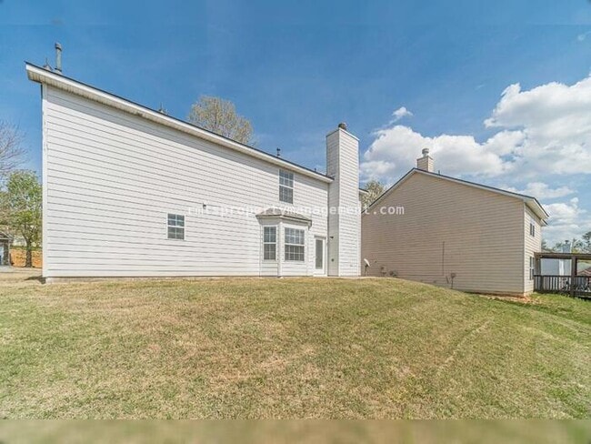 Building Photo - Spacious 4 bedroom 2.5 bath