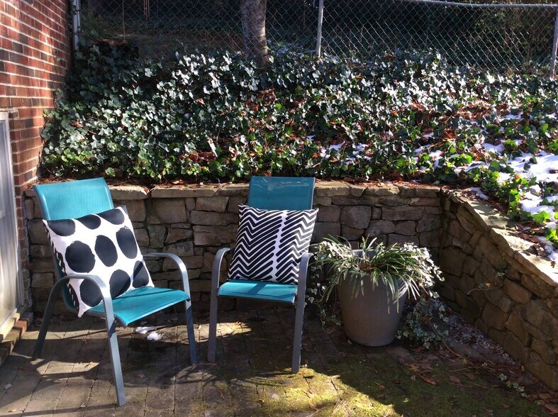 Private patio - 2059 Desmond Dr