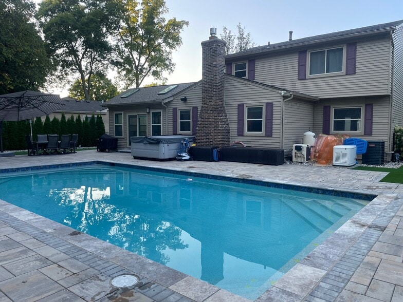 Pool, hot tub and fireplace with patio - 39953 Sandpoint Way