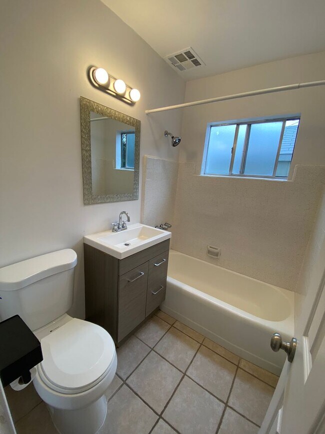 Building Photo - Cozy 2-Bedroom Apartment Just Steps from the Ocean Bluffs!