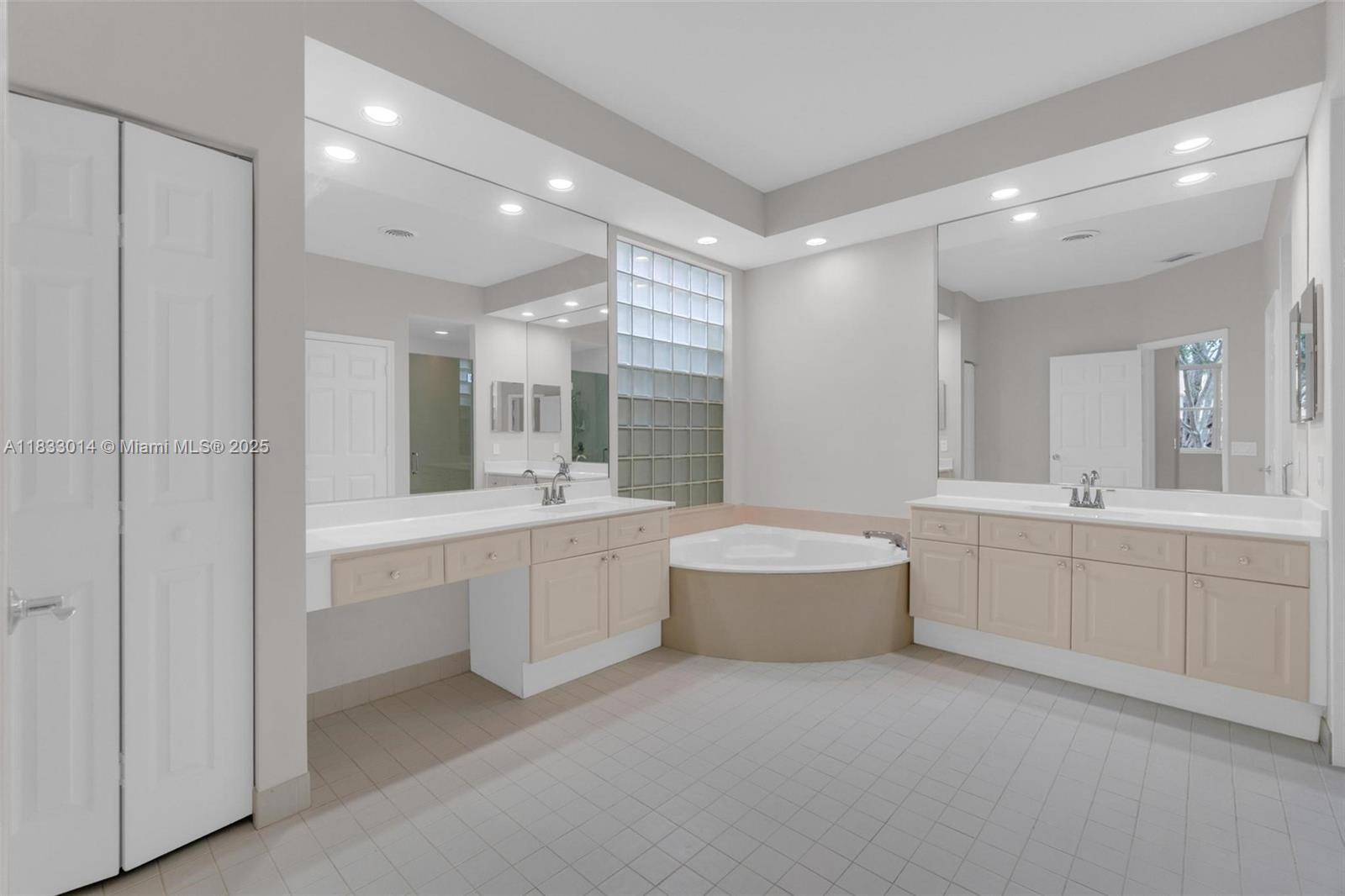 Building Photo - 2553 Bay Pointe Dr