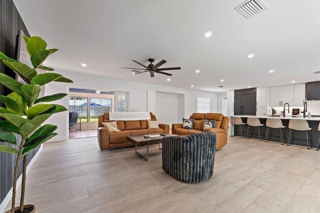 Building Photo - 4193 Hyacinth Cir N