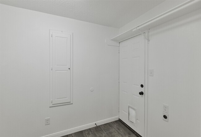 Building Photo - 2075 Little Cedar Dr