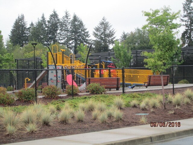 Building Photo - EZ living, Private Townhome setting Central Vancouver
