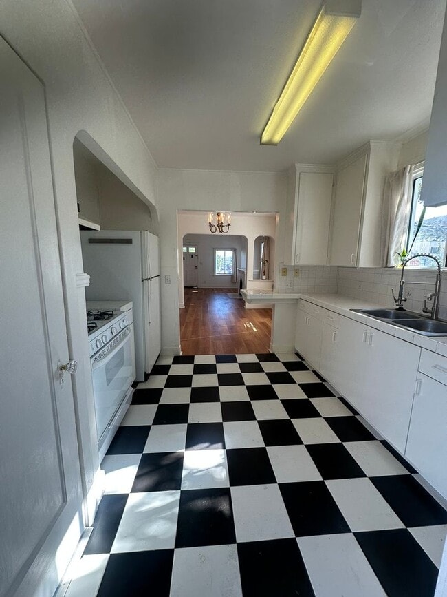 Building Photo - Corner Home in Daly City's Bayshore District