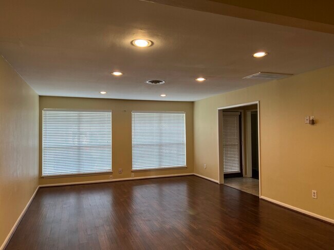 Building Photo - 9619 Beverly Hill St
