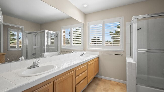 Building Photo - 4 BR/3BA Home in Laurel Creek with Park-Li...