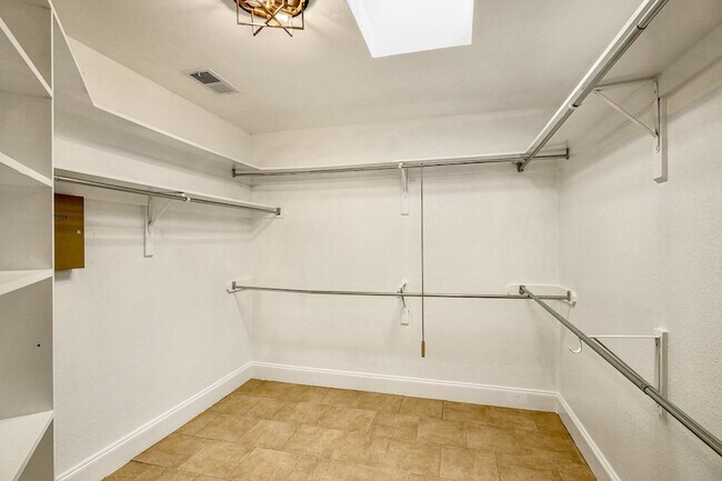 Building Photo - 2912 Bluffview Dr