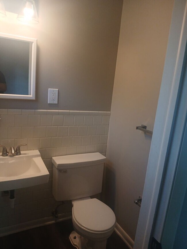 Building Photo - AVAILABLE NOW! Beautiful 3 Bedroom Home in...