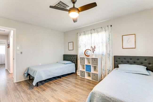 Building Photo - 3310 Siesta Dr