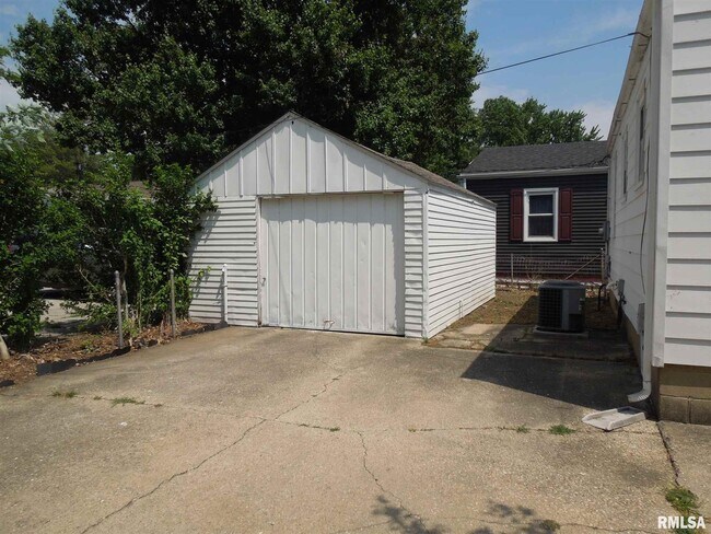 Building Photo - 3157 S 5th St