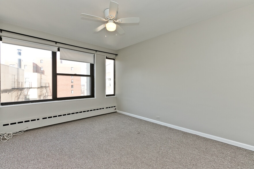 Building Photo - 3410 N Lake Shore Dr