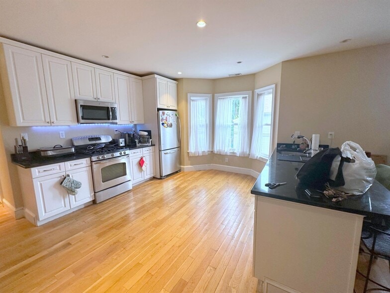 Building Photo - 57 Greenleaf Ave