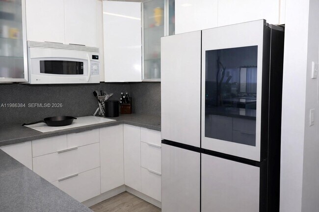 Building Photo - 3675 N Country Club Dr