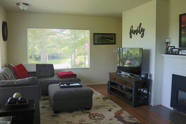 Building Photo - Exquisite 3 Bed, 1.75 Bath Home in Old Fai...
