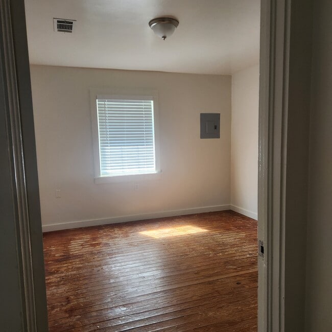 Building Photo - 505 N Haugh Ave