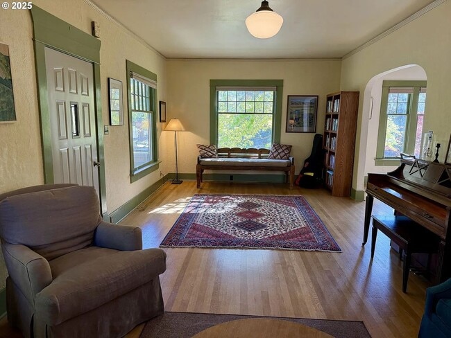 Building Photo - 1702 Cedar St