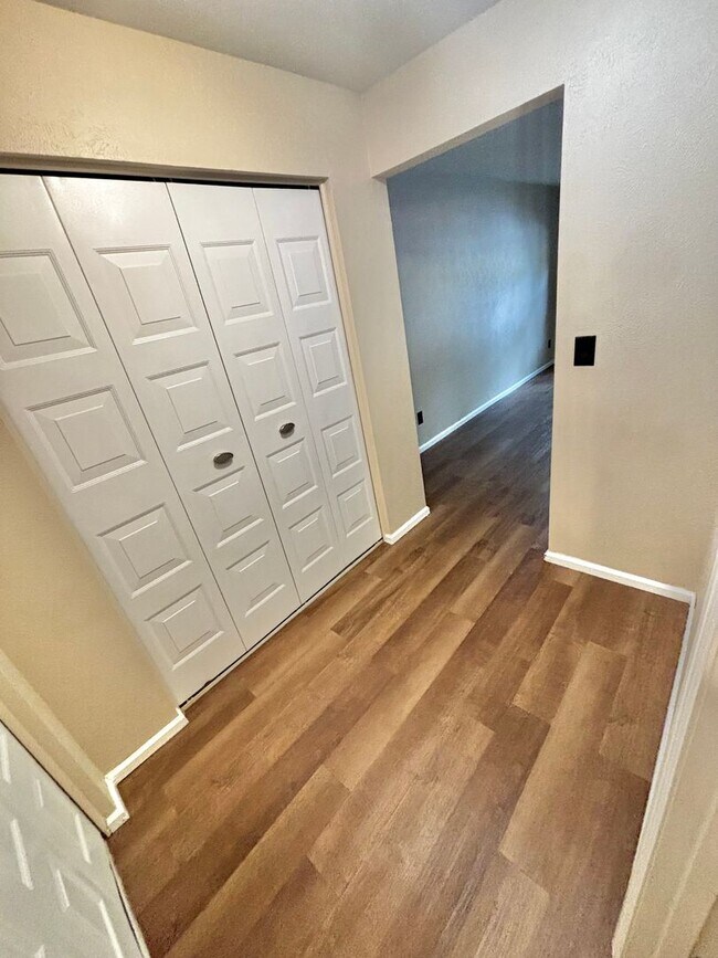 Building Photo - Beautifully Updated 2-Bed – Dual Masters w...