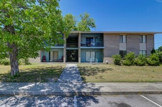 Building Photo - Walkable Downtown Lexington Condo | First-Floor 2BR in Shadow Moss