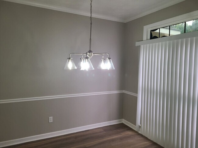 Building Photo - Rent ready 4 bedroom/ 2 bathroom