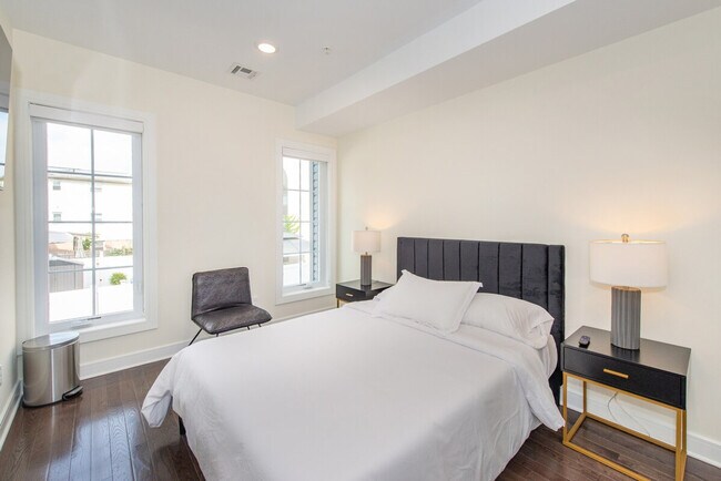 Building Photo - 1610 51st St