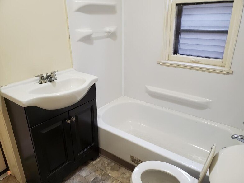 Bathroom lower - 1310 W Clarke St