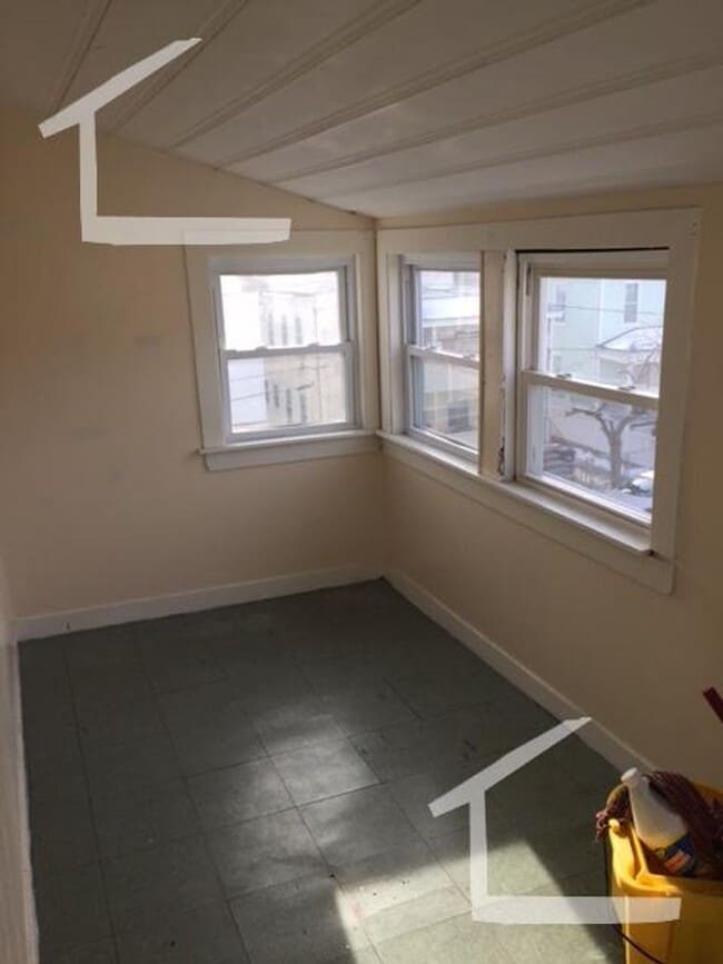 Building Photo - 120 Murdock St