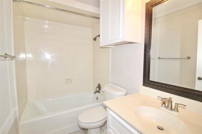 Building Photo - 2 River Creek Way