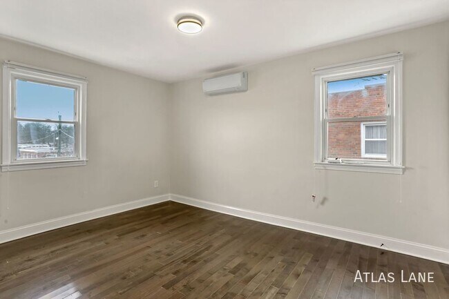 Building Photo - Professionally Managed  & Recently Renovat...
