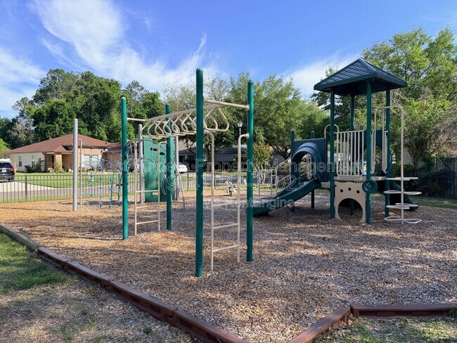 Building Photo - 1063 Collinswood Dr W