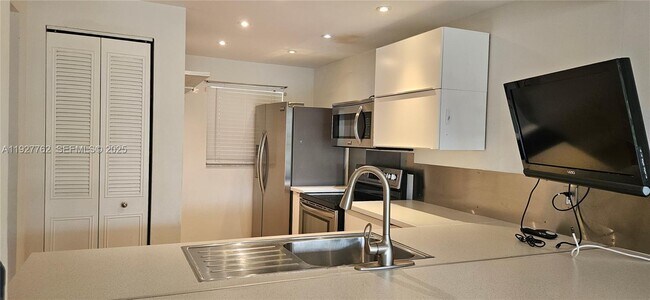 Building Photo - 9450 Poinciana Pl