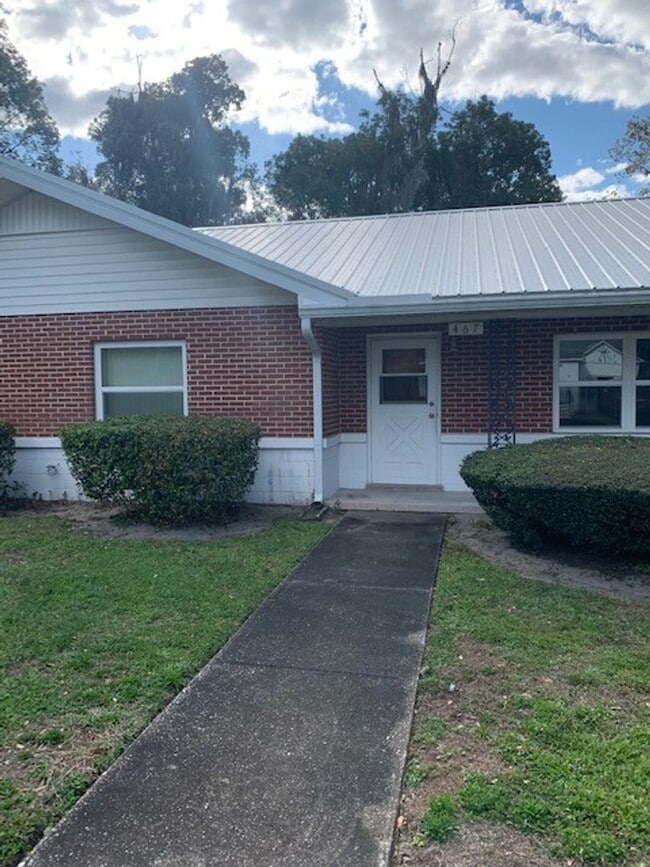 Building Photo - 4/3 Home in Heart of Umatilla!