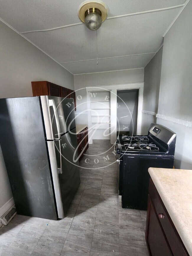 Building Photo - 2 bed 2 story townhouse! Individual baseme...