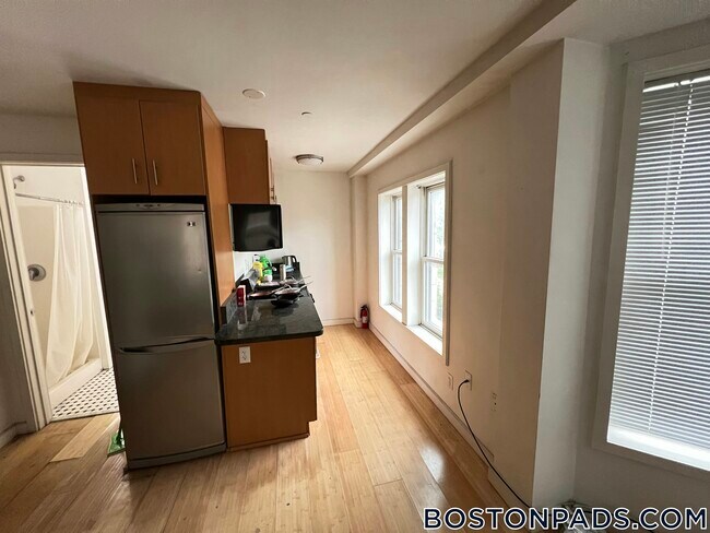 Building Photo - 461 Park Dr