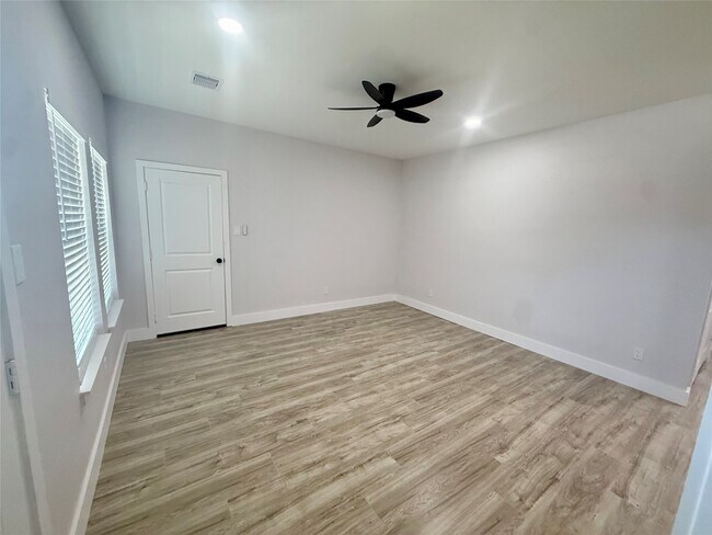 Building Photo - 9508 Quaker Ct