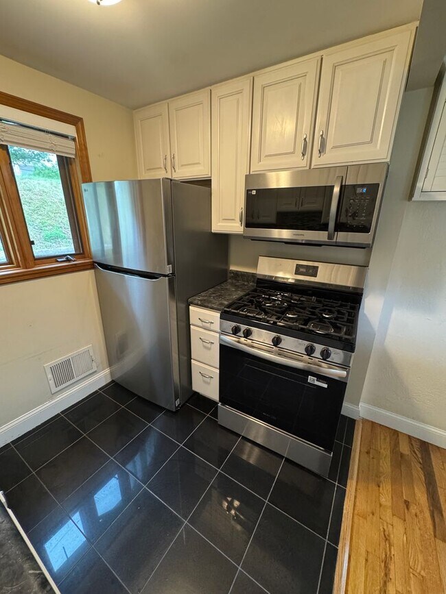 Building Photo - Coraopolis - 3 Bedroom, 1 Bath - Charming ...