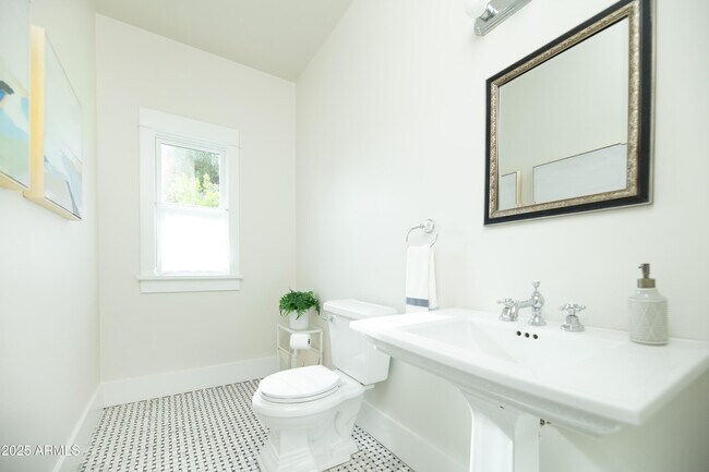 Building Photo - 69 W Lynwood St