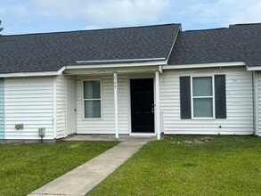 Building Photo - Nice two bedroom two bath home that is centrally located. Just minutes to Camp Lejeune, Camp John...