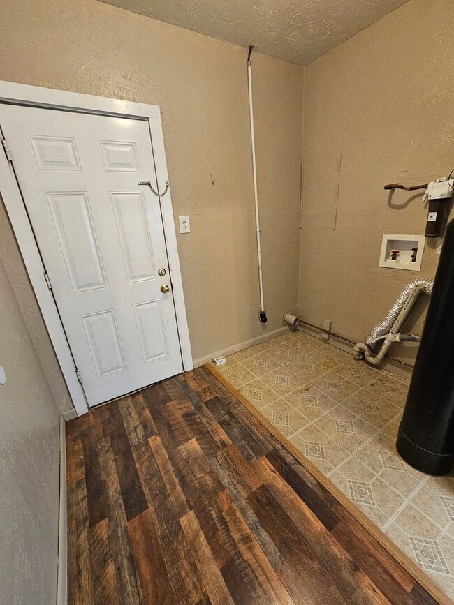 Building Photo - Beautifully maintained 3 bdrm/2 bath with ...