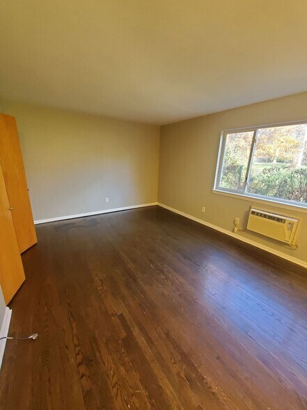 Building Photo - 2448 W Kilbourn Ave