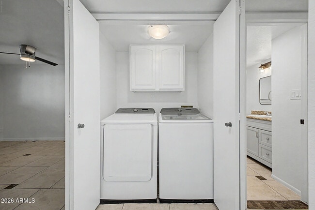 Building Photo - 2225 E Catalina Dr