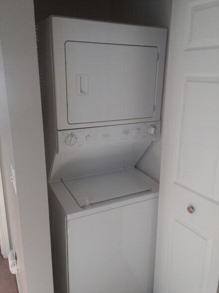 Building Photo - 2513 Stonybrook Dr